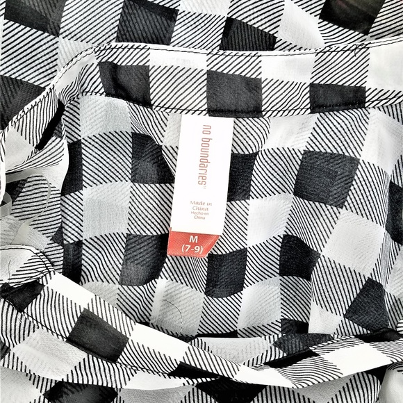 Two Patterned Medium Blouses - Picture 4 of 7